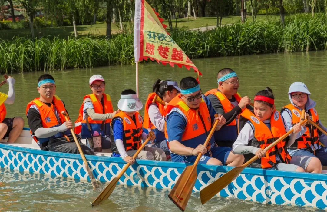 健康守護 樂享生活｜“長壽花糧油杯”環(huán)濠河親子龍舟賽飛槳爭渡 破浪前行